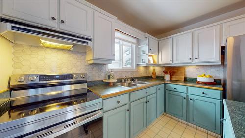 445 2Nd Avenue, Kimberley, BC - Indoor Photo Showing Kitchen With Double Sink