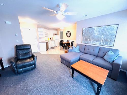 5005B-5052 Riverview Road Road, Fairmont Hot Springs, BC - Indoor Photo Showing Living Room