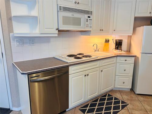 5005B-5052 Riverview Road Road, Fairmont Hot Springs, BC - Indoor Photo Showing Kitchen