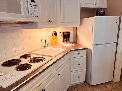 5005B-5052 Riverview Road Road, Fairmont Hot Springs, BC - Indoor Photo Showing Kitchen