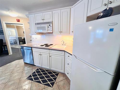 5005B-5052 Riverview Road Road, Fairmont Hot Springs, BC - Indoor Photo Showing Kitchen