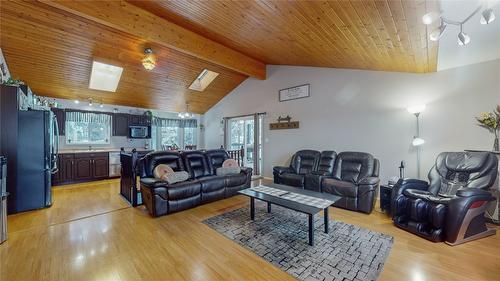 5075 Booth Creek Road, Cranbrook, BC - Indoor Photo Showing Living Room