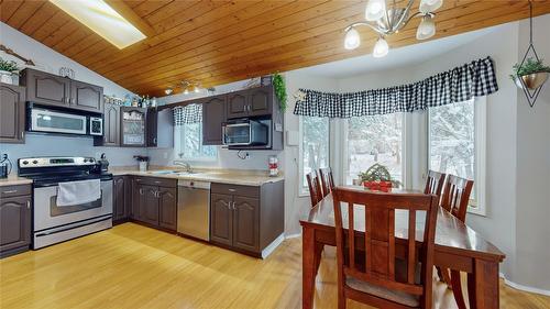 5075 Booth Creek Road, Cranbrook, BC - Indoor Photo Showing Kitchen With Double Sink