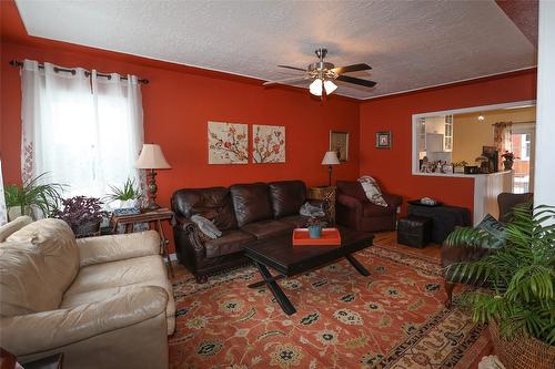 148 309Th Avenue, Kimberley, BC - Indoor Photo Showing Living Room