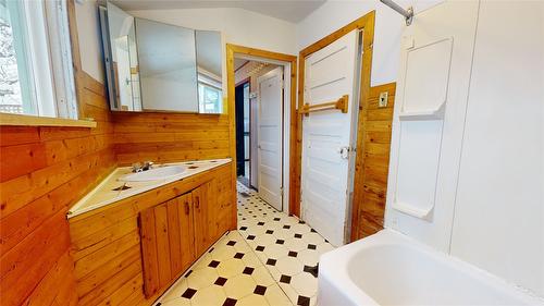 223 Crestbrook Avenue, Cranbrook, BC - Indoor Photo Showing Bathroom