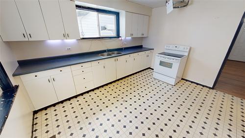 223 Crestbrook Avenue, Cranbrook, BC - Indoor Photo Showing Kitchen With Double Sink