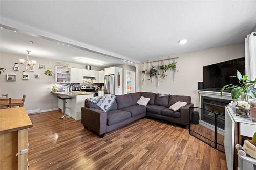 203-380 Shepherd Road, Chase, BC - Indoor Photo Showing Living Room