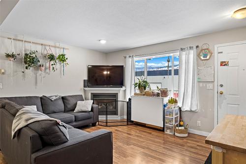 203-380 Shepherd Road, Chase, BC - Indoor Photo Showing Living Room