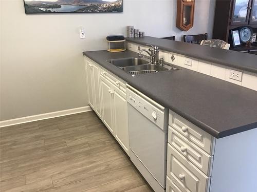 4-650 Harrington Road, Kamloops, BC - Indoor Photo Showing Kitchen With Double Sink