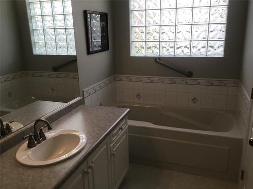 4-650 Harrington Road, Kamloops, BC - Indoor Photo Showing Bathroom