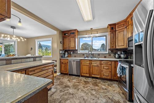 304 Montego Road, Kamloops, BC - Indoor Photo Showing Kitchen With Double Sink