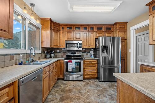 304 Montego Road, Kamloops, BC - Indoor Photo Showing Kitchen With Double Sink