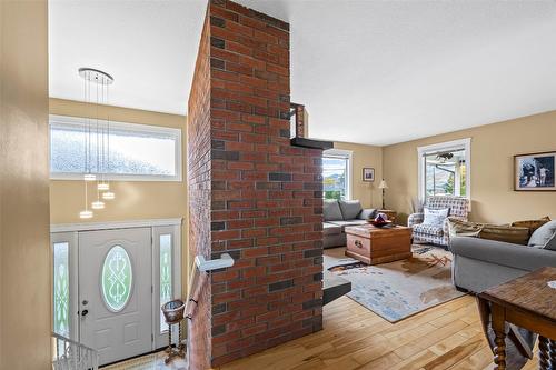 304 Montego Road, Kamloops, BC - Indoor Photo Showing Living Room