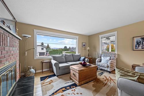 304 Montego Road, Kamloops, BC - Indoor Photo Showing Living Room With Fireplace