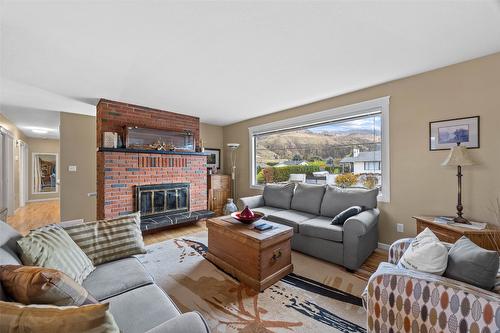 304 Montego Road, Kamloops, BC - Indoor Photo Showing Living Room With Fireplace