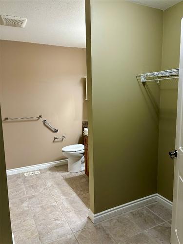 119 Mountain Side Drive, Fruitvale, BC - Indoor Photo Showing Bathroom