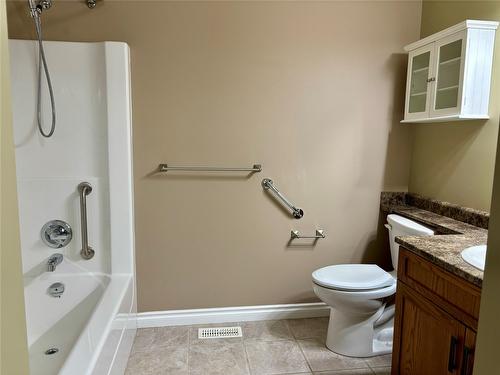 119 Mountain Side Drive, Fruitvale, BC - Indoor Photo Showing Bathroom