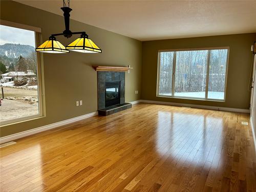 119 Mountain Side Drive, Fruitvale, BC - Indoor Photo Showing Living Room With Fireplace