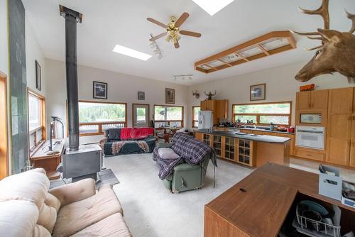 9881 Estates Road, Cranbrook, BC - Indoor Photo Showing Living Room