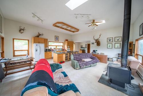 9881 Estates Road, Cranbrook, BC - Indoor Photo Showing Living Room