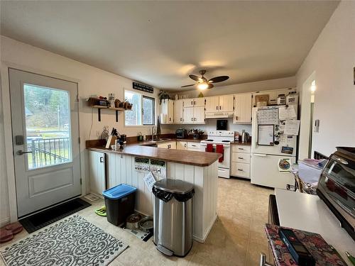 301 4Th Street, Nakusp, BC - Indoor Photo Showing Kitchen