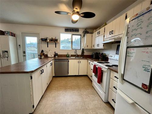 301 4Th Street, Nakusp, BC - Indoor Photo Showing Kitchen With Double Sink