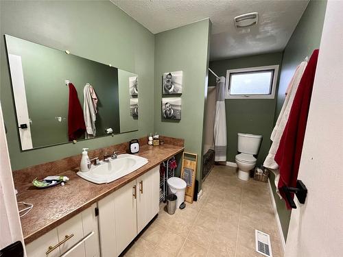 301 4Th Street, Nakusp, BC - Indoor Photo Showing Bathroom