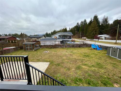 301 4Th Street, Nakusp, BC - Outdoor With Backyard