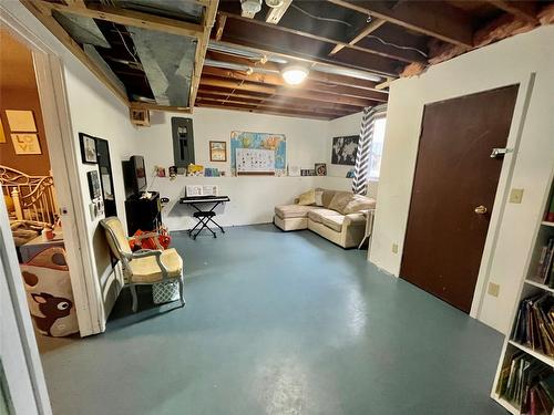 301 4Th Street, Nakusp, BC - Indoor Photo Showing Basement