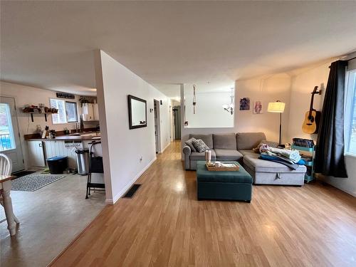 301 4Th Street, Nakusp, BC - Indoor Photo Showing Living Room