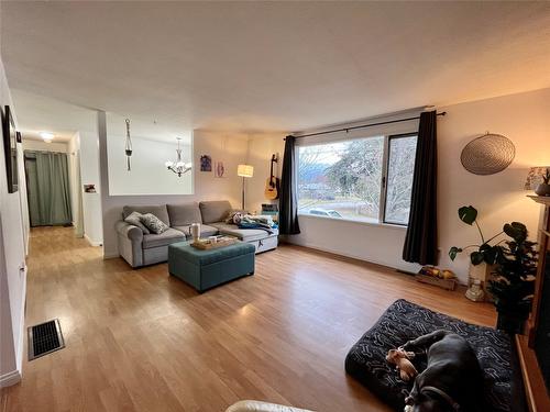 301 4Th Street, Nakusp, BC - Indoor Photo Showing Living Room