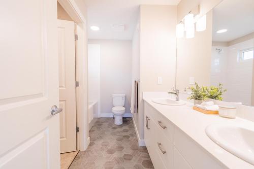 176-8800 Dallas Drive, Kamloops, BC - Indoor Photo Showing Bathroom