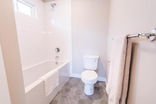 176-8800 Dallas Drive, Kamloops, BC - Indoor Photo Showing Bathroom