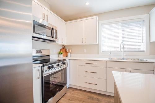 176-8800 Dallas Drive, Kamloops, BC - Indoor Photo Showing Kitchen With Double Sink