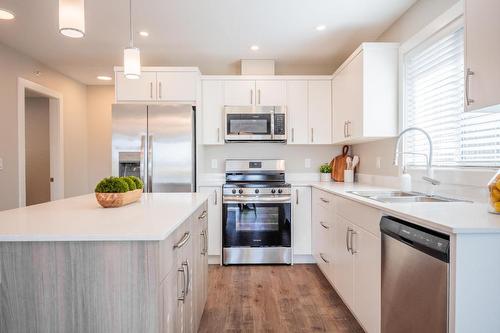 176-8800 Dallas Drive, Kamloops, BC - Indoor Photo Showing Kitchen With Double Sink With Upgraded Kitchen