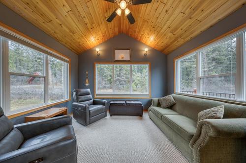 4880 James Street, Fairmont Hot Springs, BC - Indoor Photo Showing Living Room