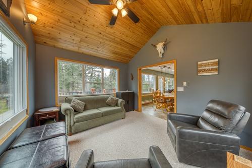 4880 James Street, Fairmont Hot Springs, BC - Indoor Photo Showing Living Room