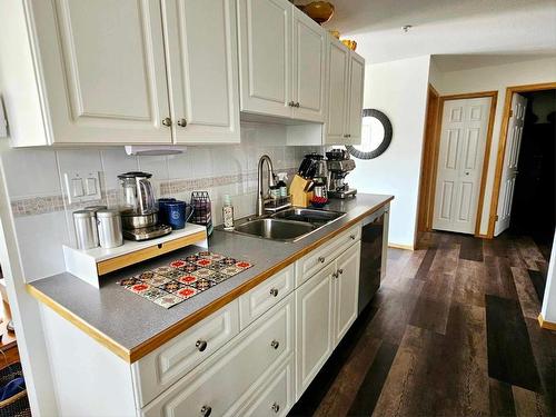 109-105 Knighton Road, Kimberley, BC - Indoor Photo Showing Kitchen With Double Sink