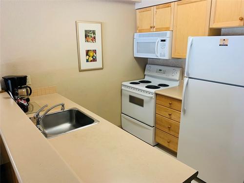 403-500 Stemwinder Drive, Kimberley, BC - Indoor Photo Showing Kitchen