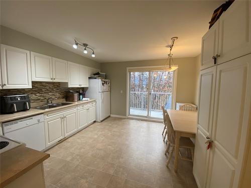 706-200 Black Forest Trail, Invermere, BC - Indoor Photo Showing Kitchen With Double Sink