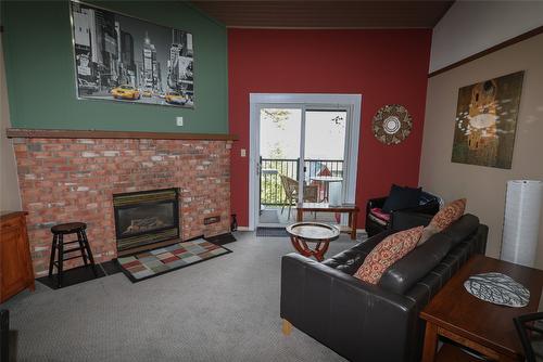 829-880 Northstar Drive, Kimberley, BC - Indoor Photo Showing Living Room With Fireplace