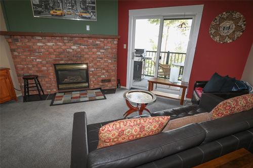 829-880 Northstar Drive, Kimberley, BC - Indoor Photo Showing Living Room With Fireplace