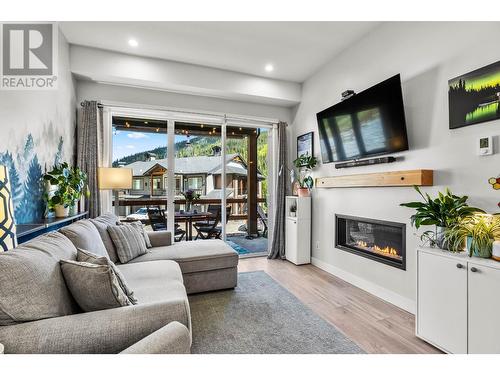 1240 Alpine Road Unit# 43, Sun Peaks, BC - Indoor Photo Showing Living Room With Fireplace