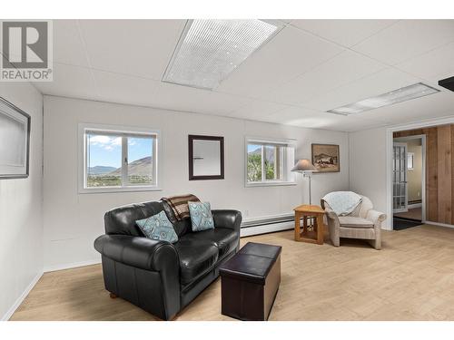 402 Strathcona Terrace, Kamloops, BC - Indoor Photo Showing Living Room