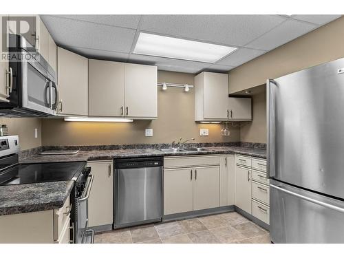 402 Strathcona Terrace, Kamloops, BC - Indoor Photo Showing Kitchen With Double Sink