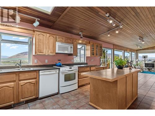 402 Strathcona Terrace, Kamloops, BC - Indoor Photo Showing Kitchen With Double Sink