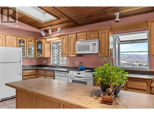 402 Strathcona Terrace, Kamloops, BC - Indoor Photo Showing Kitchen With Double Sink