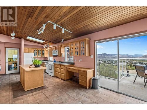 402 Strathcona Terrace, Kamloops, BC - Indoor Photo Showing Kitchen