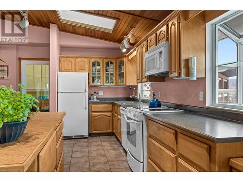 402 Strathcona Terrace, Kamloops, BC - Indoor Photo Showing Kitchen