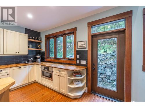 1844 Paul Lake Road, Kamloops, BC - Indoor Photo Showing Kitchen